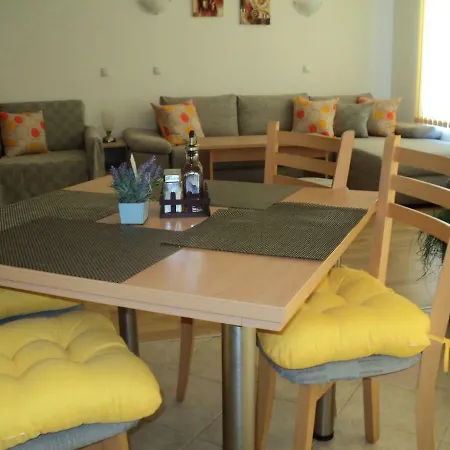 Meni And Guest Homestay